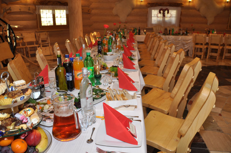 Sala z nakrytymi stołami